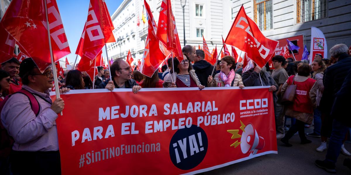 Concentracin del rea Pblica de CCOO para exigir al Gobierno una subida salarial para las empleadas y empleados pblicos