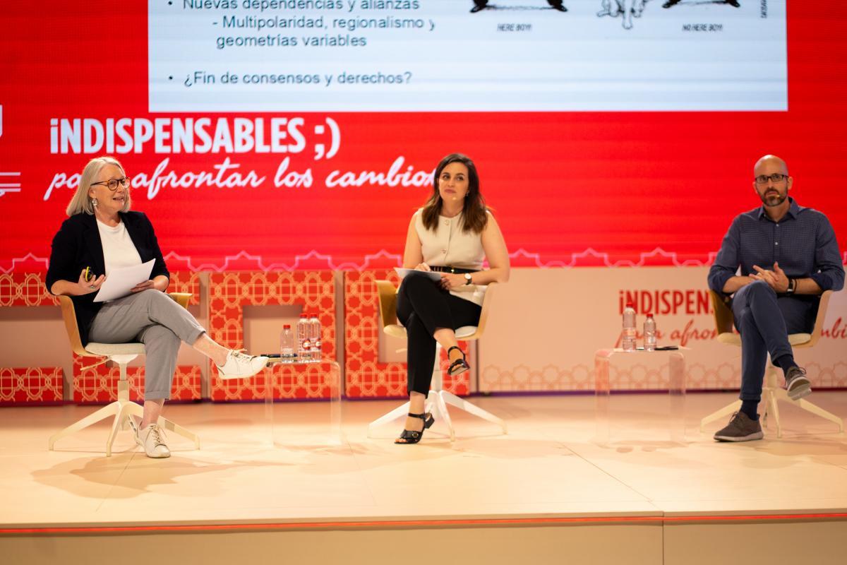 Carme Colomina Sal (izda.), Aida Bao Pena (centro) e Ignacio lvarez Peralta, en el primer debate de la jornada