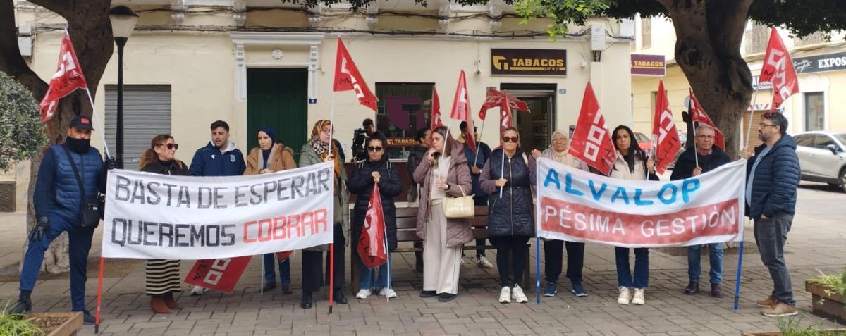 Trabajadores de los Centros Socio-Educativos de Acera Negrete y Palmeras, concentrados frente a la Consejería de Políticas Sociales y Salud Pública de Melilla.