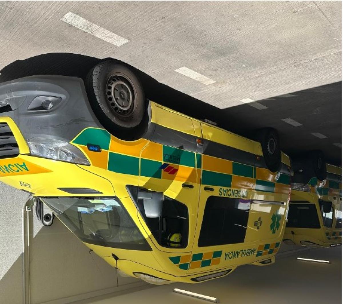 Imagen editada de una ambulancia del revés.