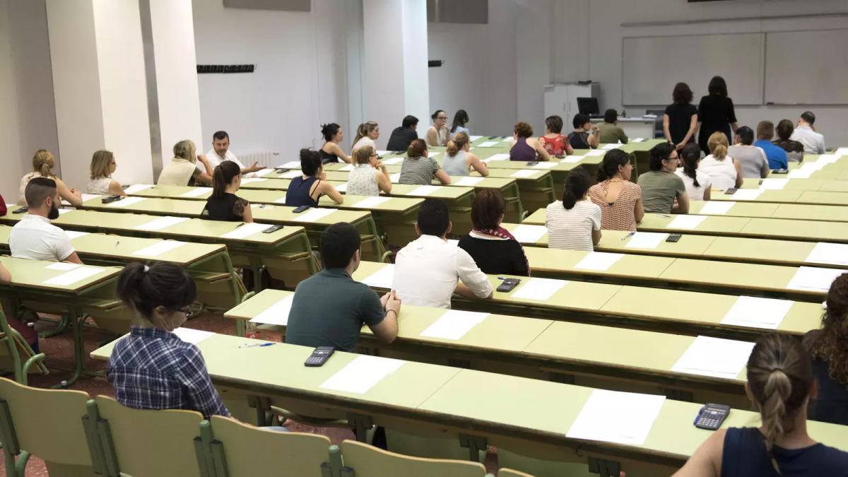 Candidatos a oposiciones de la AGE examinndose. Fotografa de archivo