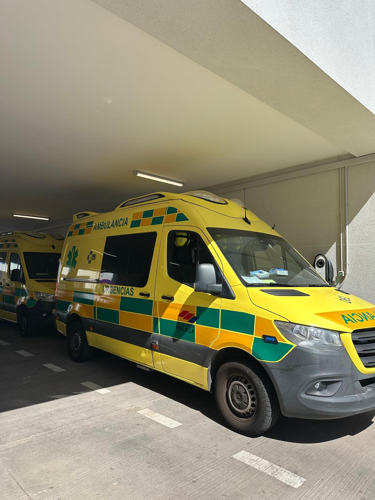 Ambulancia expuesta al sol en el parking del Hospital Universitario de Melilla.