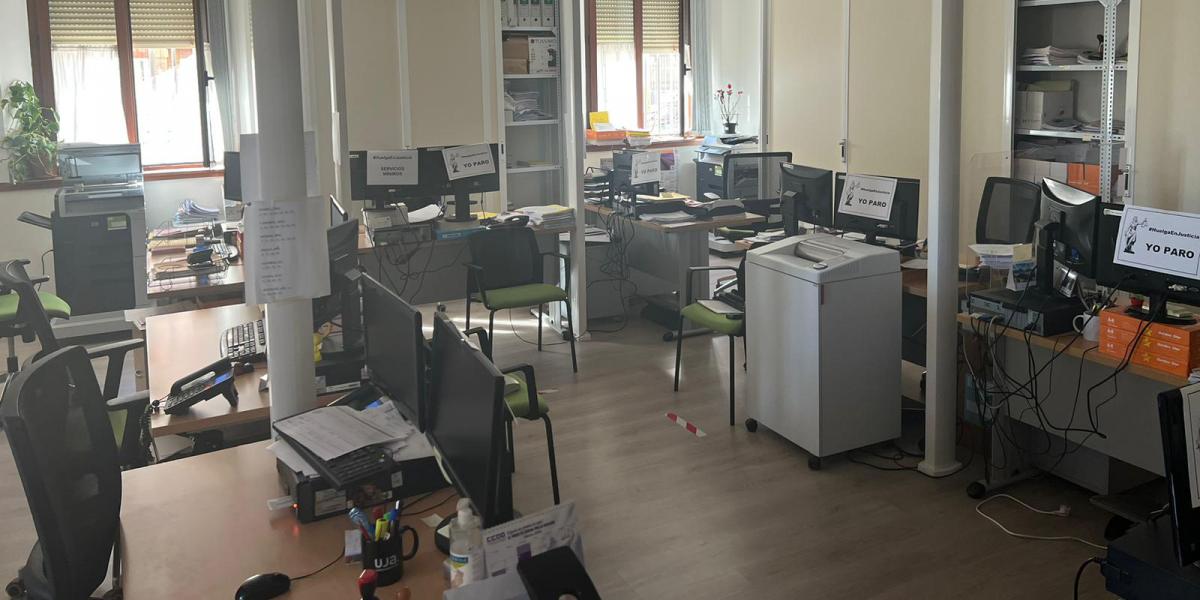 Imagen de una oficina de la Administración de Justicia durante una jornada de huelga en 2023