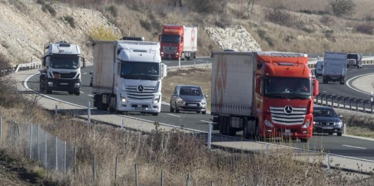 Camiones circulando por una autova