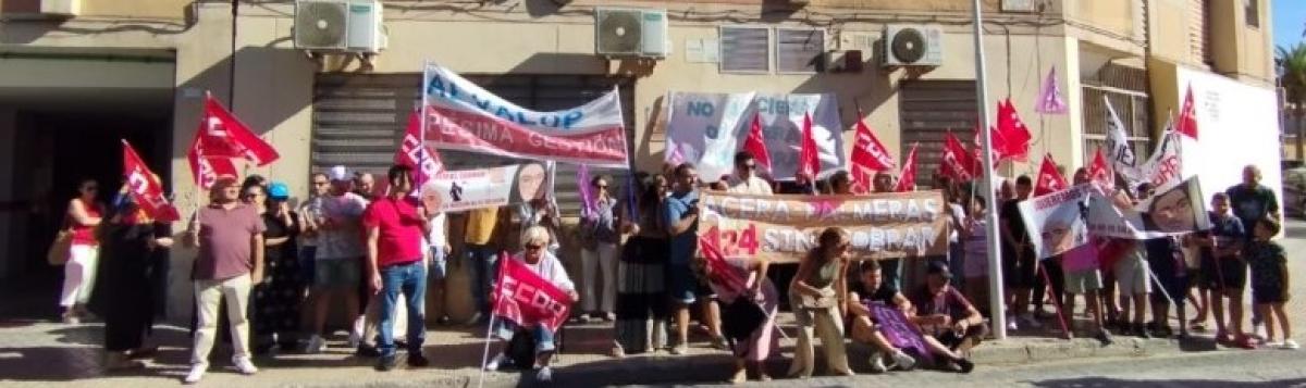 Imagen de la concentracin de los trabajadores frente al Centro Socio-Educativo de Palmeras