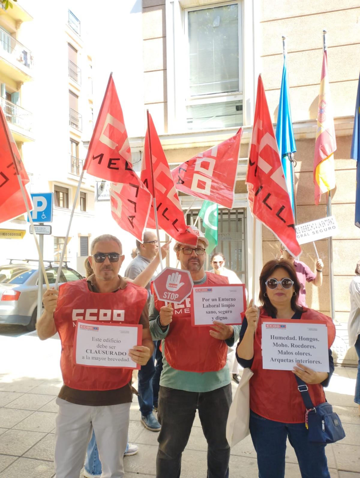 Imagen de la concentración frente a la Consejería de Políticas Sociales y Salud Pública.