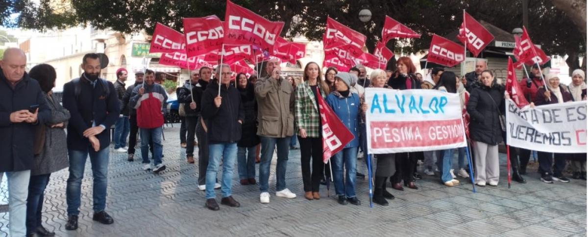 Imagen de la manifestación frente a la Consejería de Hacienda, representantes institucionales y formaciones políticas participan en la concentración